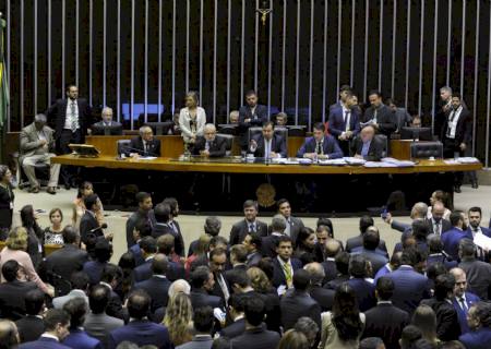 Câmara aprova PEC que tira poder do Executivo sobre Orçamento