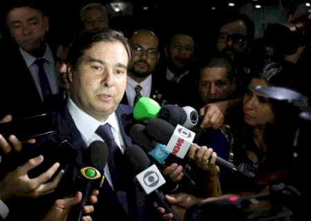 Jair Bolsonaro está ''brincando de presidir o país'', diz Rodrigo Maia