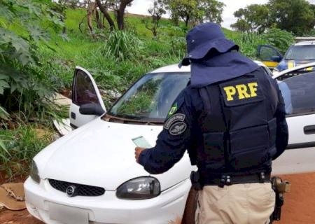 Em duas ocorrências, PRF prende homem com moto adulterada e recupera carro roubado