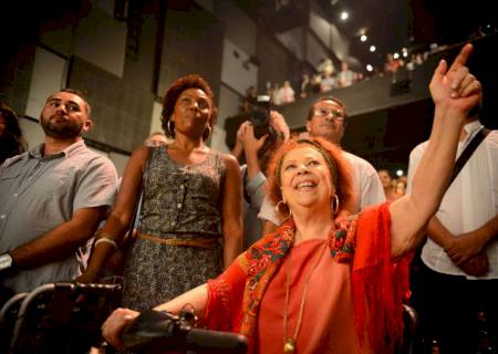Beth Carvalho, a Madrinha do Samba, morre no Rio aos 72 anos