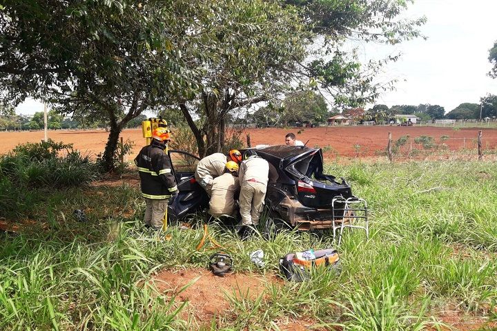 Pai e filha ficam presos em ferragens de veículo em grave acidente na BR-267