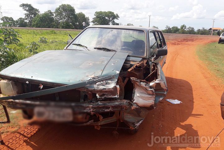 Pai e filha ficam presos em ferragens de veículo em grave acidente na BR-267