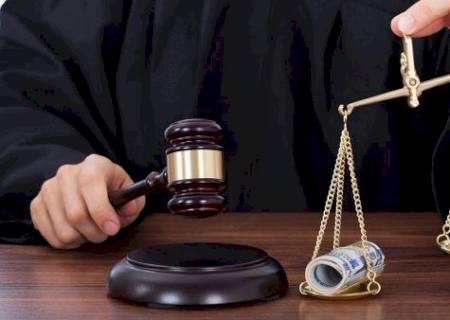 Médicos condenados por dupla jornada vão devolver R$ 300 mil aos cofres públicos