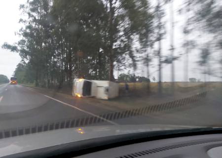 Caminhão tomba na MS-276 próximo de Amandina