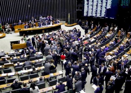 Câmara reduz idade mínima de aposentadoria para policiais da União