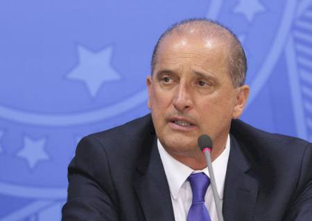 Governo cria Conselho Brasil-OCDE e revoga centenas de decretos
