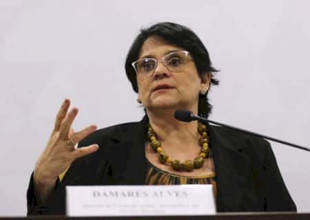 Ministra Damares Alves faz vistoria em aeronaves abandonadas da Funai
