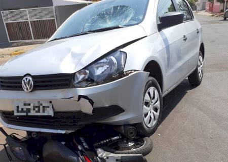 Em Nova Andradina, mãe e filha ficam feridas ao colidirem motoneta em carro