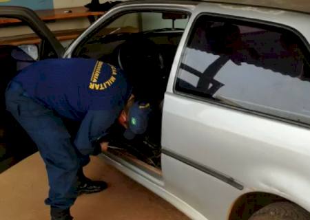 Gol com placas de Nova Andradina é apreendido com maconha e cocaína em Maracaju