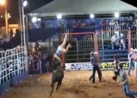 Vídeo: Mulher é atingida por touro e ''voa'' em rodeio no interior de MS