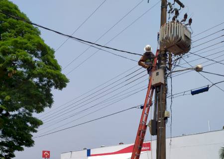 Transformador estoura, prejudica semáforo, comércio e agência bancária em Nova Andradina