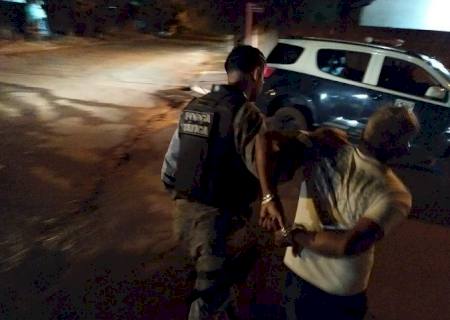 Traficante tenta fugir, mas é perseguido e preso por policiais da Força Tática
