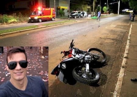 Motociclista colide contra coqueiro e morre no centro de Ivinhema