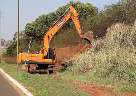 Prefeitura conclui serviços de limpeza no prolongamento da Moura Andrade