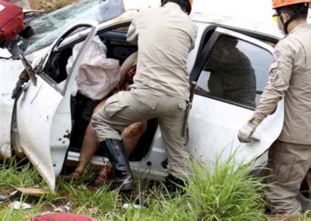Grávida capota várias vezes o veículo na MS-080 em Campo Grande