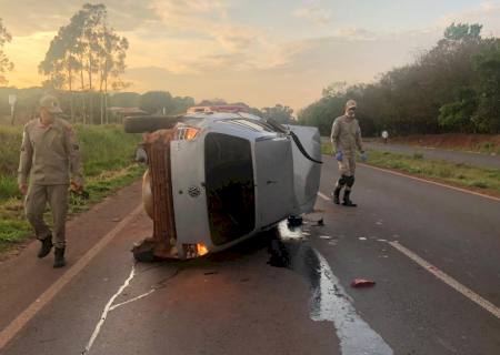 Condutor perde controle e capota carro na MS-134 em Batayporã