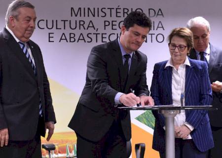 Ministros Sergio Moro e Tereza Cristina assinam acordo para proteger produtor rural