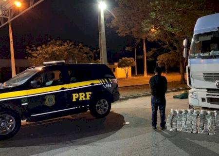 PRF prende bolivianos com 146 kg de cocaína na BR-262
