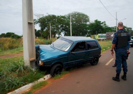 Veículo de Nova Andradina colide em poste na cidade de Bataguassu