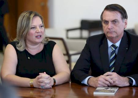 Joice diz que assessores da família Bolsonaro atuam com perfis falsos