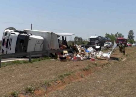 Carreta carregada com material bélico do Exército tomba em MS