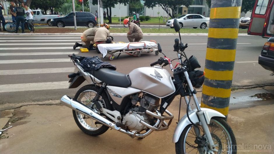 Moto colide com bicicleta em cruzamento de avenidas de Nova Andradina