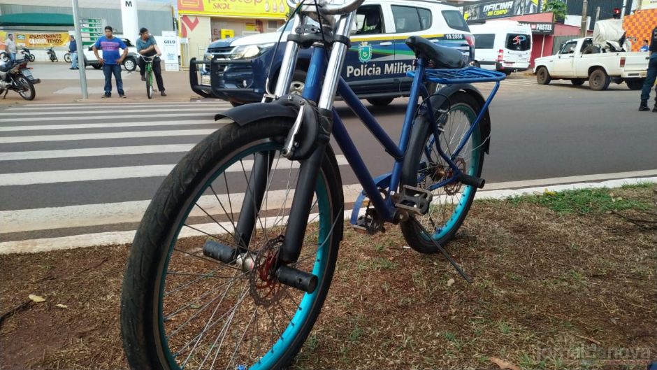 Moto colide com bicicleta em cruzamento de avenidas de Nova Andradina
