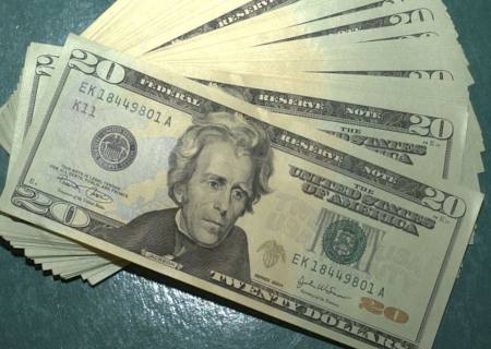 Dólar cai pela primeira vez em cinco sessões e fecha em R$ 4,21