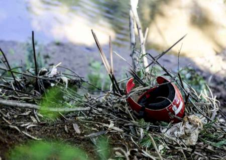 Motociclista cai em calha de córrego e morre na Capital