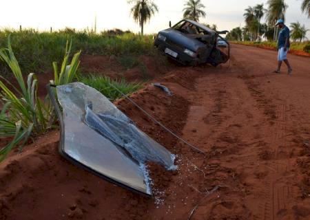 Jovem de 24 anos fica ferido após capotar carro em Batayporã