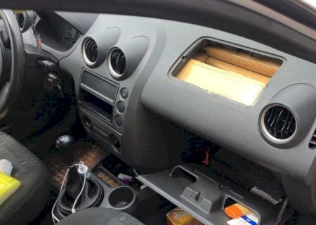 PRF encontra 59 kg de maconha ''mocada'' em painel de veículo