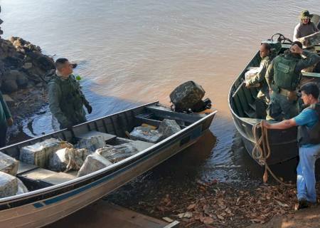 Ação do Bope e Exército apreende 500 kg de maconha em embarcação no Rio Paraná