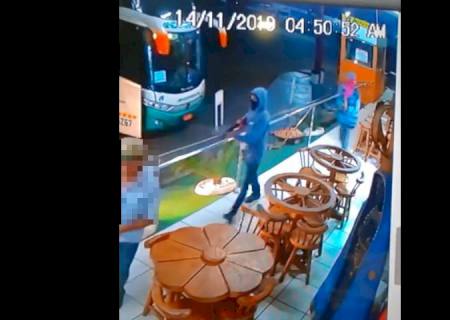 Dupla armada assalta restaurante durante a madrugada em Nova Casa Verde