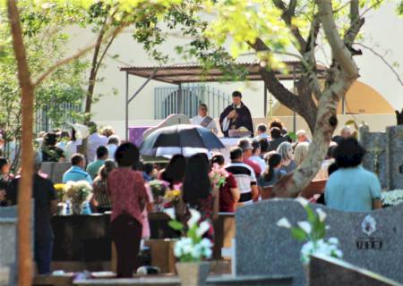 Fiéis lotam Cemitério de Nova Andradina e participam da Santa Missa neste Dia de Finados