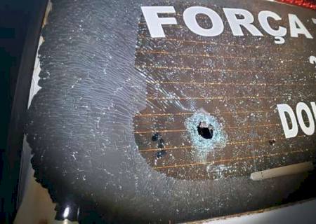 Viatura da Força Tática é apedrejada por índios e policial fica ferido em Dourados