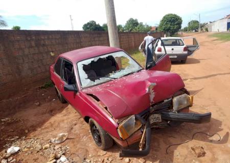 Veículo colide em árvore de deixa três feridos em Nova Andradina