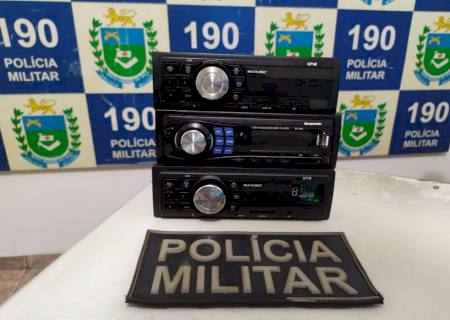 Ladrão é flagrado furtando aparelhos de som automotivo em Nova Andradina