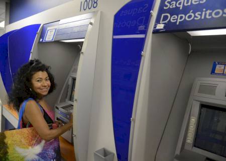 Bolsonaro sanciona lei que aumenta limite do saque imediato do FGTS