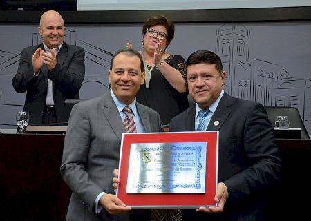 Pastor Aparecido de Souza recebe Título de Cidadão Araçatubense
