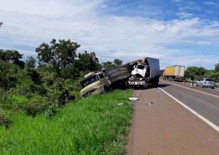 Jovem morre após colisão entre caminhões na BR-158