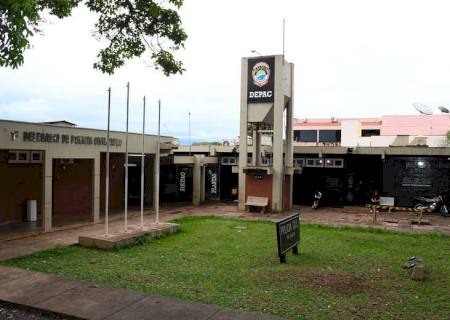 Assaltantes trancam mulher e filha em relojoaria e fogem com R$ 8 mil em produtos