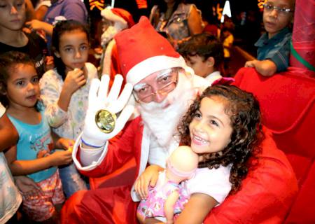 Chegada do Papai Noel faz alegria da criançada em Batayporã