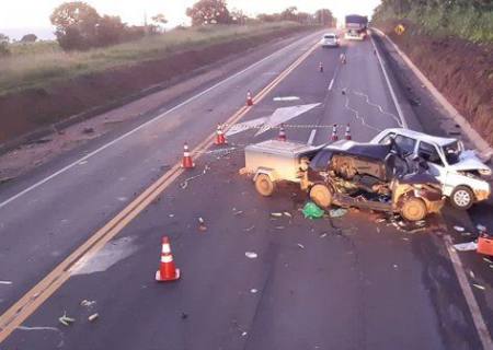 Colisão frontal entre carros mata uma pessoa e deixa dois feridos na BR-163