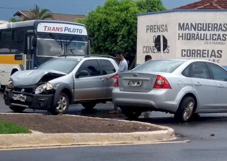 Colisão entre veículos ocasiona apenas danos materiais no centro de Nova Andradina