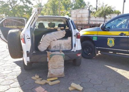 PRF apreende veículo roubado e carregado com 300 kg de maconha