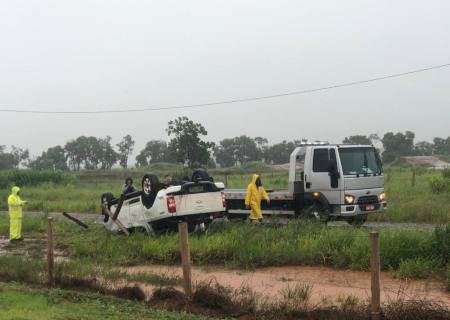 Em Nova Alvorada do Sul, dois veículos capotam devido a chuva