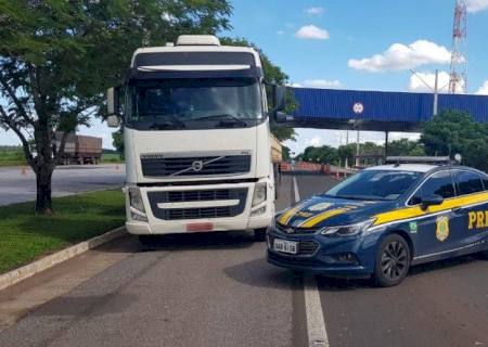 PRF recupera caminhão tomado em assalto com sequestro em SP