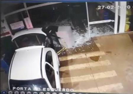 Vídeo: Ladrões quebram blindex com carro e furtam cofre em Dourados