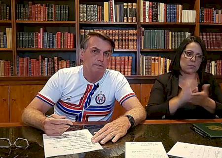 Em live, Bolsonaro pede serenidade e afirma que respeita os Poderes