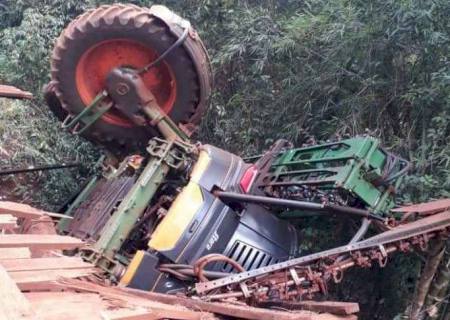 Ponte cai com peso de máquina agrícola e operador sai ileso